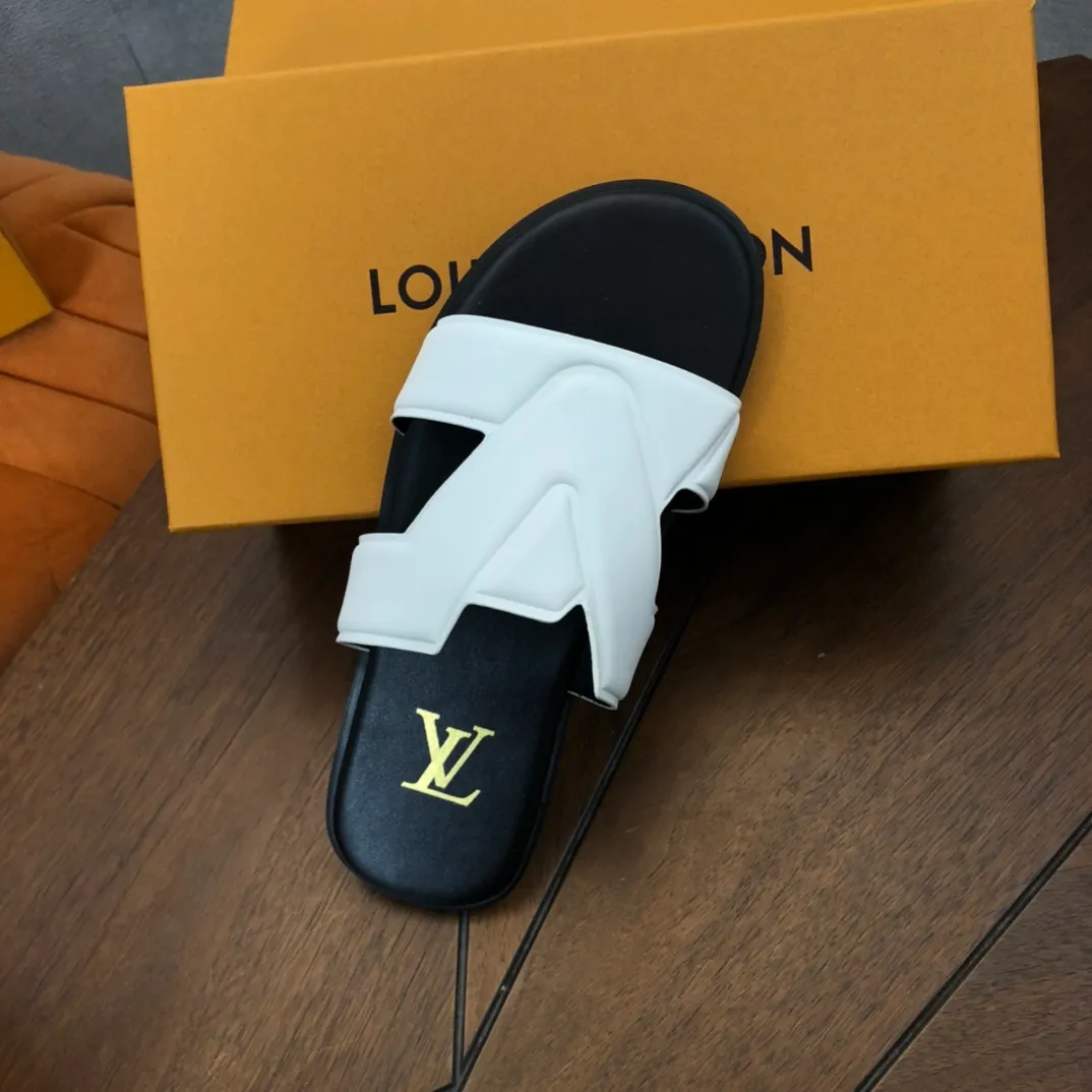 Factory price: 270💰LV counters are selling new brand luxury men's slippers, casual, loose and comfortable. The must-have model in the picture above [Happy][Happy], multiple colors available Size: 38-44, customized 45